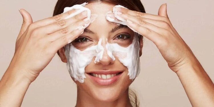 Cara Memilih Pembersih Wajah Sesuai Jenis Kulit