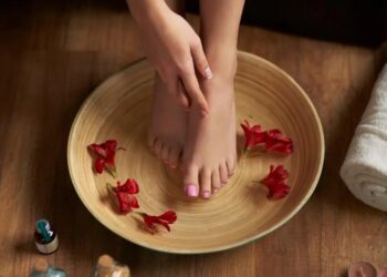 Merendam Kaki dengan Air Es: 6 Manfaat Menakjubkan untuk Kesehatan