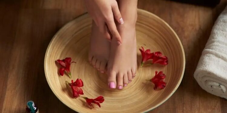 Merendam Kaki dengan Air Es: 6 Manfaat Menakjubkan untuk Kesehatan